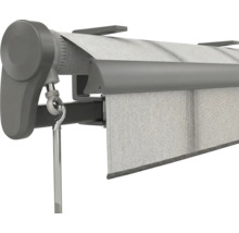 Nahaufnahme einer Gelenkarmmarkise mit manuellem Kurbelantrieb und grauem Markisenstoff.