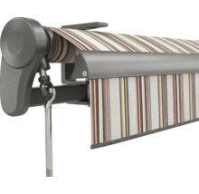 Gestreifte Markise mit dunkelgrauem Metallrahmen und Handkurbel zur manuellen Bedienung.