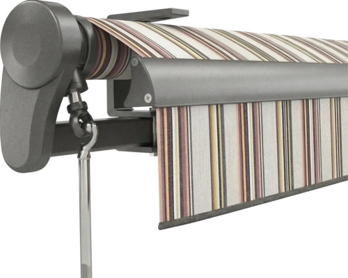 Gestreifte Markise mit dunkelgrauem Metallrahmen und Handkurbel zur manuellen Bedienung.