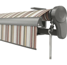 Gestreifte Markise mit Kurbelantrieb und grauem Metallgehäuse für den Sonnenschutz auf Balkon oder Terrasse.