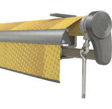 Detailansicht einer Gelenkarmmarkise mit gelbem gemustertem Stoff, grauer Metallkassette und Kurbelöse zur manuellen Bedienung.