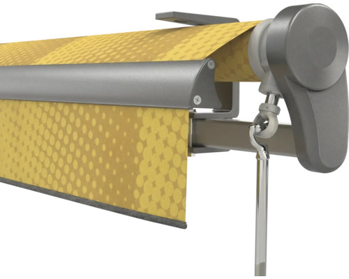 Detailansicht einer Gelenkarmmarkise mit gelbem gemustertem Stoff, grauer Metallkassette und Kurbelöse zur manuellen Bedienung.