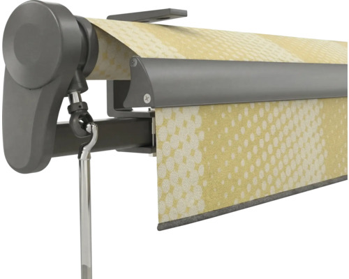 Detailansicht einer manuellen Markisenmechanik mit gemustertem Stoff und Anschluss für eine Kurbelstange.