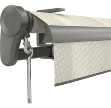 Nahaufnahme einer dunkelgrauen Markisenmechanik mit Kurbelöse und weißem Stoff mit Punktmuster.