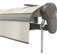 Nahaufnahme eines manuellen Markisenmechanismus mit Kurbelöse, Seitenhalterung und gemustertem Stoff.