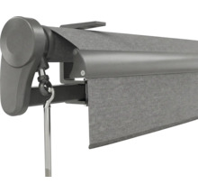 Detailansicht einer Markise mit grauem Stoff, Gehäuse und Kurbelöse.