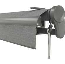 Nahaufnahme einer Senkrechtmarkise mit Kurbelantrieb, grauer Markisenstoff, Halterung und Mechanik aus Metall.