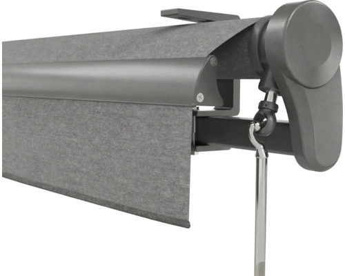 Nahaufnahme einer Senkrechtmarkise mit Kurbelantrieb, grauer Markisenstoff, Halterung und Mechanik aus Metall.