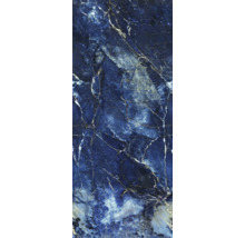 Fliese in dunkelblauer Marmoroptik mit weißer und goldfarbener Maserung.