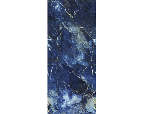 Fliese in dunkelblauer Marmoroptik mit weißer und goldfarbener Maserung.