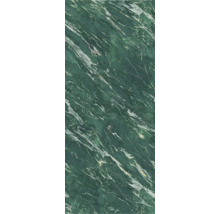 Oberfläche in grüner Marmoroptik mit diagonalen weißen und goldfarbenen Adern.