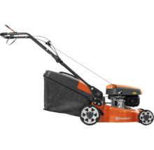 Husqvarna Benzin-Rasenmäher mit orangem Gehäuse, schwarzem Grasfangkorb und verstellbarem Holm in Seitenansicht.