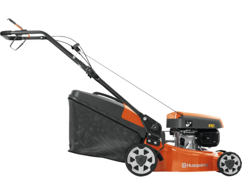 Husqvarna Benzin-Rasenmäher mit orangem Gehäuse, schwarzem Grasfangkorb und verstellbarem Holm in Seitenansicht.