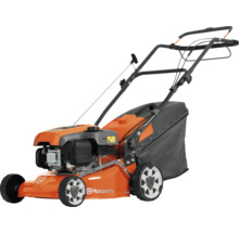 Husqvarna Benzin-Rasenmäher mit orangefarbenem Gehäuse, schwarzem Führungsholm und Grasfangkorb.