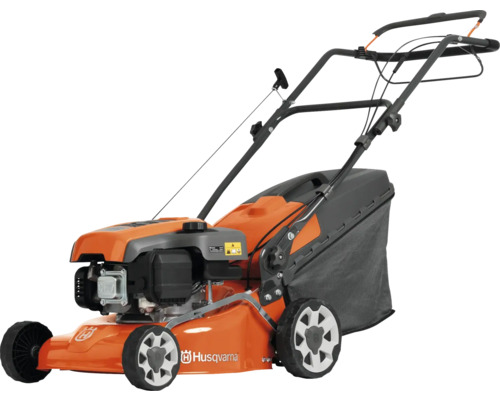 Husqvarna Benzin-Rasenmäher mit orangefarbenem Gehäuse, schwarzem Führungsholm und Grasfangkorb.