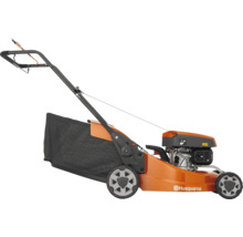 Oranger Husqvarna Benzin-Rasenmäher mit schwarzem Fangkorb und verstellbarem Holm in Seitenansicht.