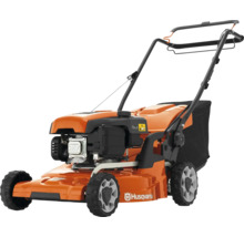 Orangefarbener Husqvarna Benzin-Rasenmäher mit schwarzem Grasfangsack und großen Hinterrädern.