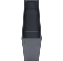 Draufsicht in ein hohes, schmales Hochbeet aus anthrazitfarbenem Metall für Garten oder Balkon.