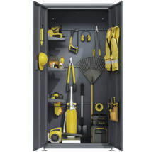 Geöffneter Metallschrank zur Werkzeugaufbewahrung mit Gartenwerkzeug, Laubbläser, Rechen, Schutzweste und Helm. Woka Logo oben rechts.