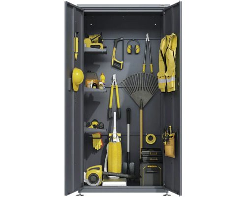 Geöffneter Metallschrank zur Werkzeugaufbewahrung mit Gartenwerkzeug, Laubbläser, Rechen, Schutzweste und Helm. Woka Logo oben rechts.