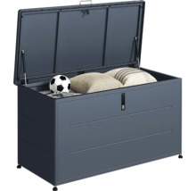 Geöffnete Gartenbox aus Metall in Anthrazit mit Fußball und Kissen im Inneren, Gasdruckfedern und Verriegelung.