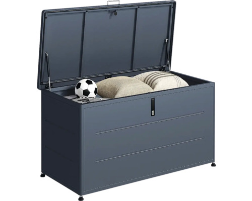 Geöffnete Gartenbox aus Metall in Anthrazit mit Fußball und Kissen im Inneren, Gasdruckfedern und Verriegelung.