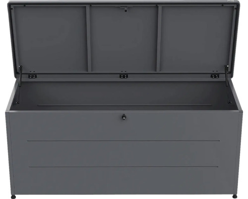 Gartenbox aus Metall in Dunkelgrau mit geöffnetem Deckel, Gasdruckfedern und Schloss.