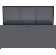 Dunkelgraue Gartenbox aus Metall mit geöffnetem Deckel und Schloss.