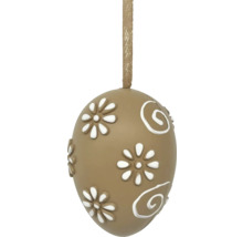 Dekoratives braunes Osterei zum Aufhängen mit weißem Reliefmuster aus Blumen und Spiralen.