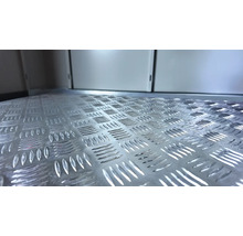 Aluminium-Riffelblech mit Quintett-Muster als Bodenbelag.