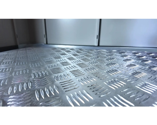Aluminium-Riffelblech mit Quintett-Muster als Bodenbelag.