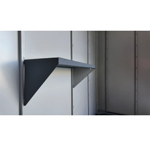 Anthrazitfarbener Regalboden aus Metall montiert an einer Wandschiene in einem Gerätehaus oder Werkstatt.