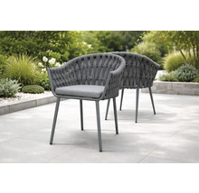 Zwei graue Gartenstühle aus Seilgeflecht mit Metallrahmen und Sitzkissen auf einer gepflasterten Terrasse mit Gartenpflanzen.