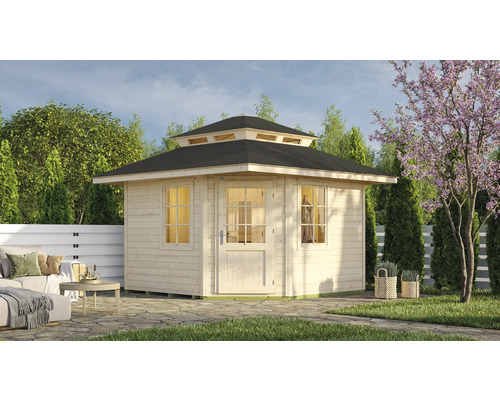 Gartenhaus aus Holz mit zweistufigem Dach, einer Glastür und zwei Sprossenfenstern auf einer Steinterrasse in einem hellen Garten.