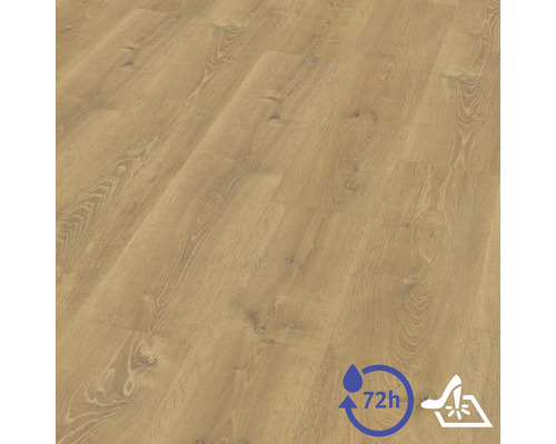 Laminatboden in Eichenoptik mit Maserung und Astlöchern. Wasserresistent bis zu 72 Stunden und kratzfeste Oberfläche.