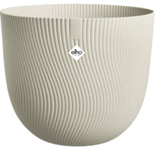 Cremeweißer runder Elho Kunststoff-Blumentopf mit vertikaler Wellenstruktur und Elho Logo.