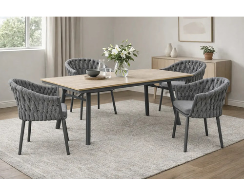 Essgruppe mit rechteckigem Tisch mit Holzplatte und vier Armlehnenstühlen mit grauem Seilgeflecht und Sitzkissen in hellem Raum.
