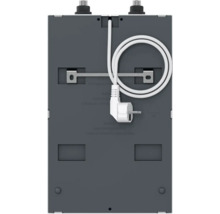 Rückansicht eines grauen Kleinspeichers mit weißem Netzkabel, Stecker und Metall-Wandhalterung für die Montage.