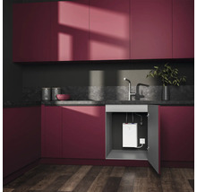 Ein kompakter Untertisch-Warmwasserspeicher installiert in einem modernen Küchenunterschrank unter einer Spüle mit Armatur.