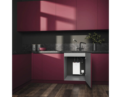 Ein kompakter Untertisch-Warmwasserspeicher installiert in einem modernen Küchenunterschrank unter einer Spüle mit Armatur.