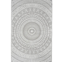 Flachgewebter Outdoorteppich mit kreisförmigem Mandala-Muster und geometrischen Ornamenten.