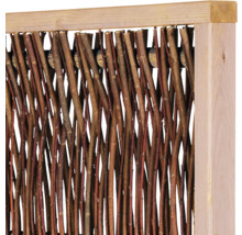 Nahaufnahme eines Sichtschutzzauns aus geflochtenen Naturzweigen in einem hellen Holzrahmen.