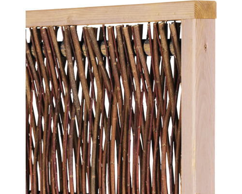 Nahaufnahme eines Sichtschutzzauns aus geflochtenen Naturzweigen in einem hellen Holzrahmen.