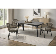 Moderne Essgruppe mit dunklem Tisch und vier geflochtenen Stühlen auf einem hellen Teppich in einem hellen, organisierten Raum.