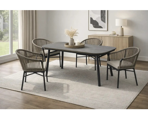 Moderne Essgruppe mit dunklem Tisch und vier geflochtenen Stühlen auf einem hellen Teppich in einem hellen, organisierten Raum.