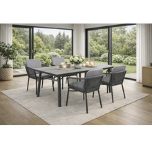 Moderner Essbereich mit rechteckigem Tisch und vier Gartenstühlen mit Seilbespannung und Kissen auf einem Teppich vor großen Fensterfronten.