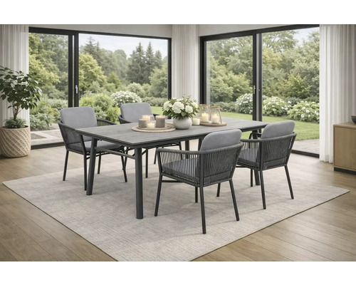 Moderner Essbereich mit rechteckigem Tisch und vier Gartenstühlen mit Seilbespannung und Kissen auf einem Teppich vor großen Fensterfronten.