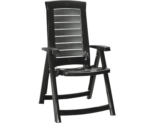 Schwarzer Gartenstuhl aus Kunststoff mit hoher Rückenlehne und Armlehnen. Klappbarer Hochlehner für den Außenbereich. Jardin Logo.