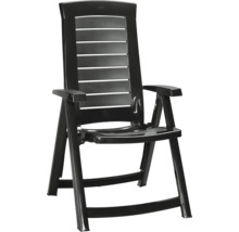 Schwarzer Gartenstuhl aus Kunststoff mit hoher Rückenlehne, horizontalen Lamellen und Armlehnen.