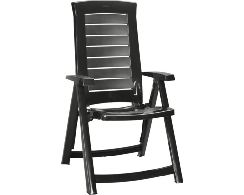 Schwarzer Garten-Klappsessel aus Kunststoff mit hoher Rückenlehne in Lattenoptik und Armlehnen.